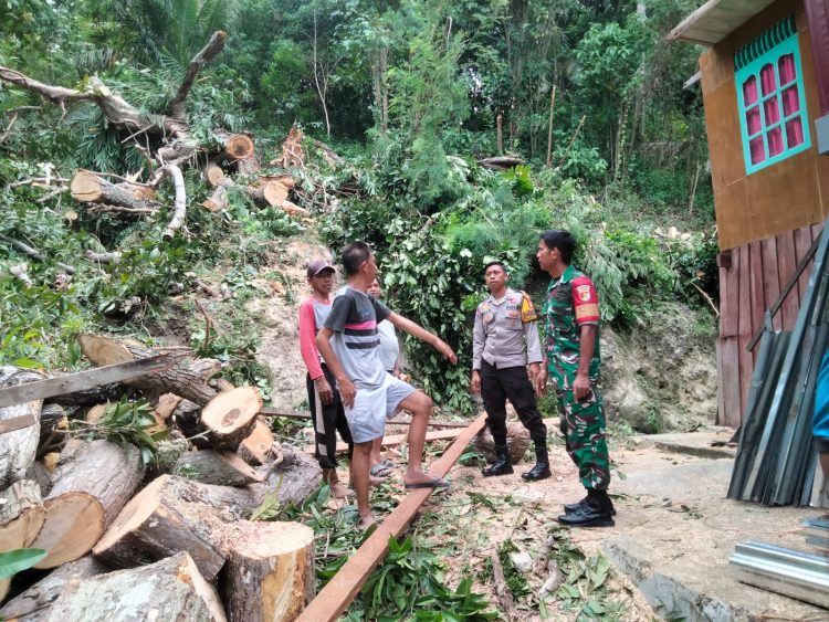 Respons Cepat Bhabinkamtibmas Polsek Banggae Polres Majene Tangani Rumah Warga Tertimpa Pohon di Kecamatan Banggae