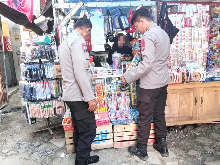 Jaga Keamanan Malam Tahun Baru, Polres Majene Sisir Pasar Sentral Sosialisasikan Larangan Petasan