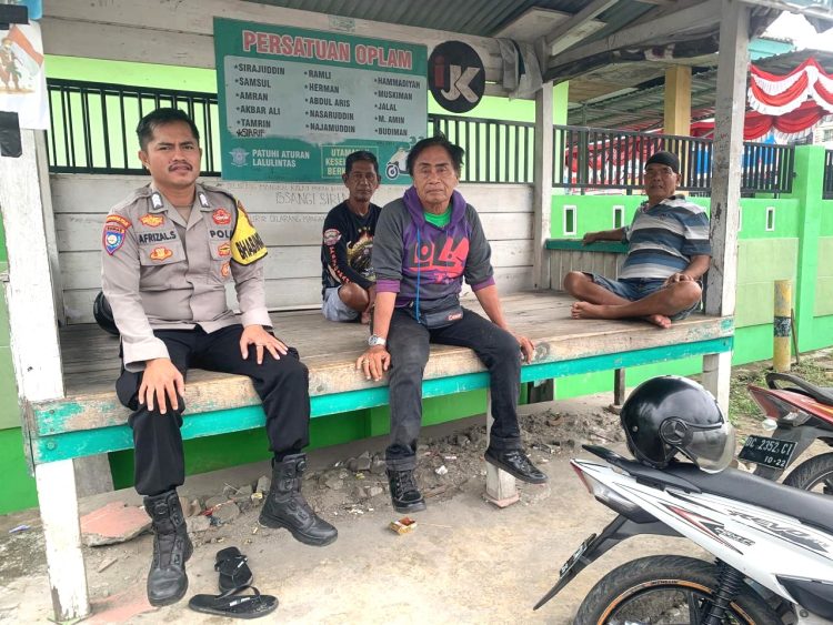 Sasar pangkalan Ojek, Bhabinkamtibmas Polsek Banggae Polres Majene Intensifkan Patroli Sambang