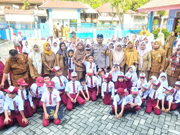 Polisi Go To School, Bhabinkamtibmas Polsek Banggae Jadi Pembina Upacara di SDN 24 Saleppa