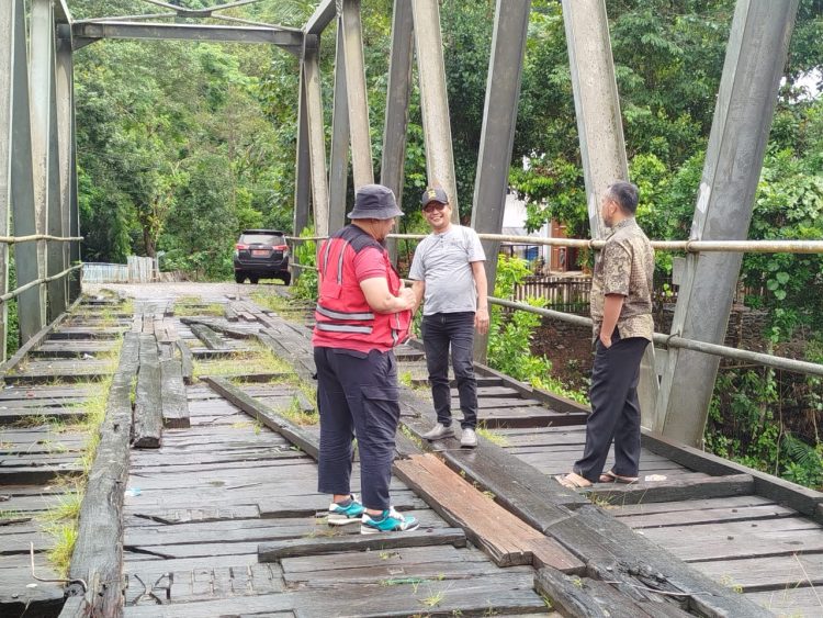 Antisipasi Rusak Berat, Kepala Dinas PUPR Sulbar Tinjau Langsung Jembatan Sungai Bonehau