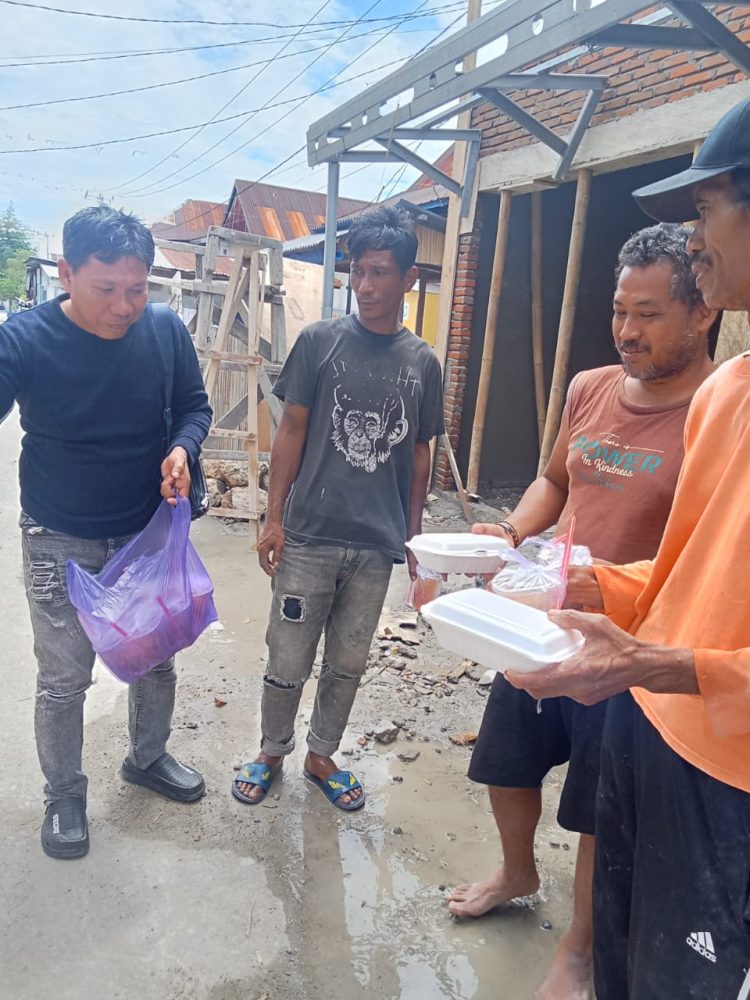 Jumat Berkah IJS Kabupaten Majene, Sulbar, Bagikan Banana Roll dan Es Teh kepada Tukang Bangunan, Anak-anak, dan Sopir Taksi Pete-Pete