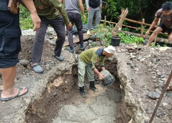 Personel Batalyon B Pelopor Satbrimob Polda Sulsel Bantu Bangun Jembatan Penghubung Dua Desa di Barru