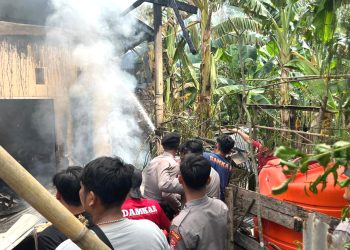 Kesigapan Polres Majene Bantu Evakuasi dan Penanganan Kebakaran Rumah Warga di Pappota