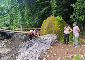Kunjungi Lokasi Pembangunan Jembatan Penghubung Dua Dusun, Kompol Ramli Beri Semangat kepada Personel Batalyon B Pelopor