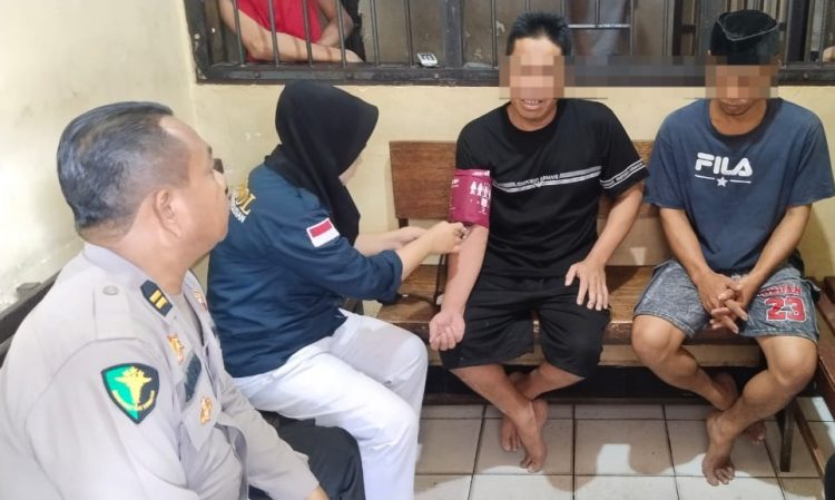 Cek Kesehatan Berkala, Si Dokkes Polres Majene Pastikan Kesehatan Tahanan Tetap Terjaga