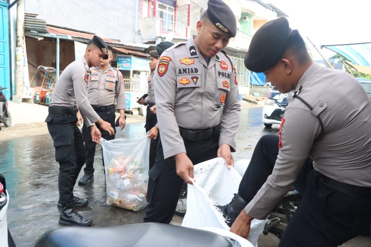 Polres Majene Gaungkan Kepedulian Lingkungan Lewat Aksi Bersih Pasar Sentral