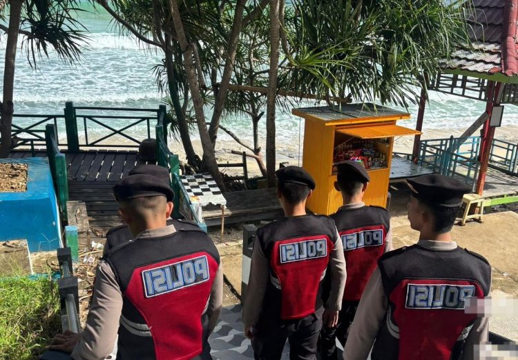 Cegah Kriminalitas Akhir Pekan, Samapta Polres Majene Gelar Patroli Kamtibmas di Pantai Dato