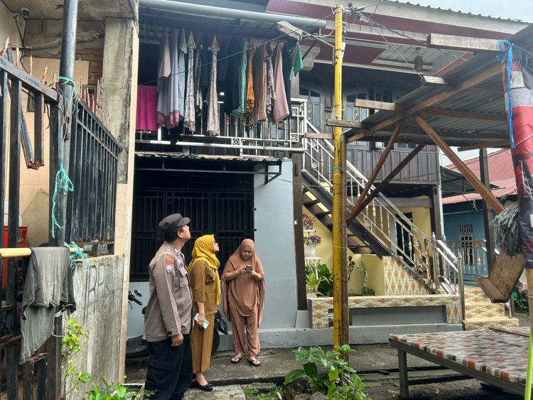 Bhabinkamtibmas Dampingi Aparat Kelurahan Periksa Lampu Lorong Warga