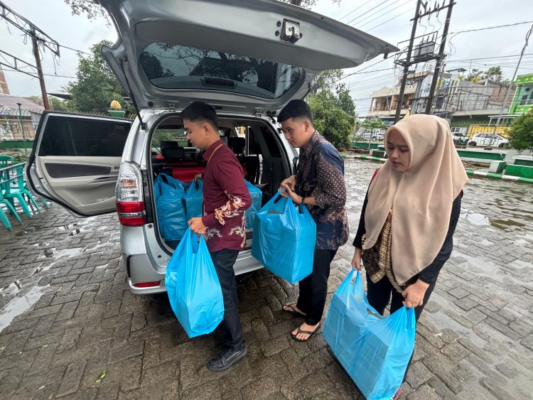 Pinca BRI KC Sidrap Dheny Kurniawan Saputro Salurkan Takjil Ramadan di Masjid Agung Sidrap