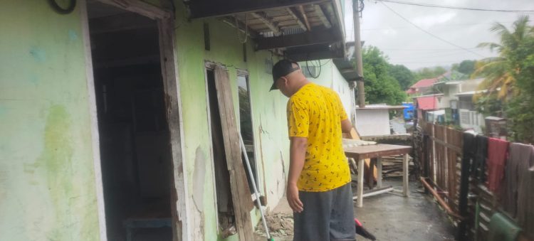 Rumah Warga Di Lingkungan Saleppa Tertimpa Talut Akibat Cuaca Ekstrem
