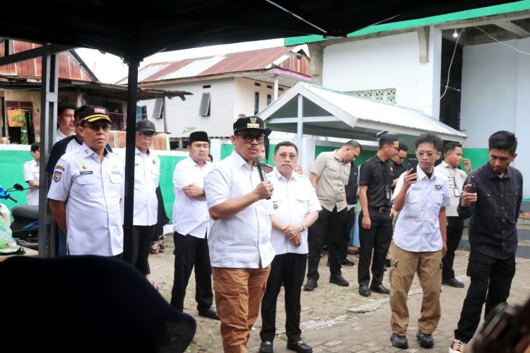 Gubernur Suhardi Duka Pangkas Harga Bawang hingga Telur di Pasar Murah Majene, Warga Antusias