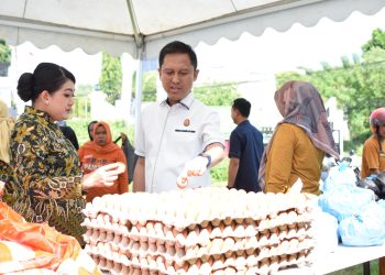 Kajari Majene Gandeng Bulog dan UMKM Gelar Pasar Murah, Warga Antusias Belanja Sembako