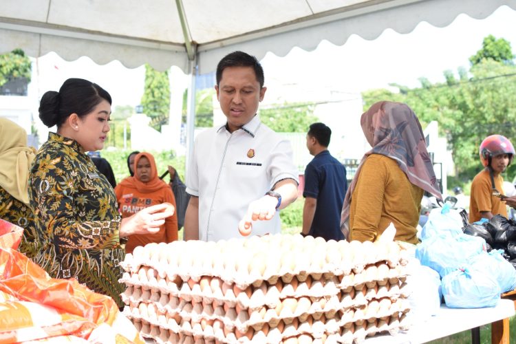 Kajari Majene Gandeng Bulog dan UMKM Gelar Pasar Murah, Warga Antusias Belanja Sembako