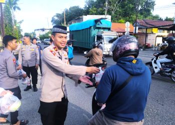 Polres Majene Berbagi Berkah Ramadhan, Wakapolres Pimpin Pembagian Takjil untuk Pengendara