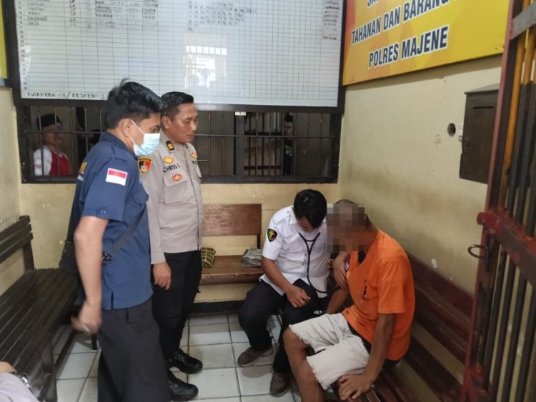 Pastikan Kesehatan Tahanan, Dokkes Polres Majene Gelar Pemeriksaan dan Bagikan Multivitamin