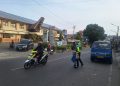Aksi Nyata Polantas Presisi: Atur Lalin hingga Seberangkan Anak Sekolah di Tana Toraja