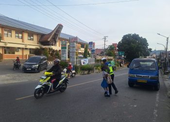 Aksi Nyata Polantas Presisi: Atur Lalin hingga Seberangkan Anak Sekolah di Tana Toraja