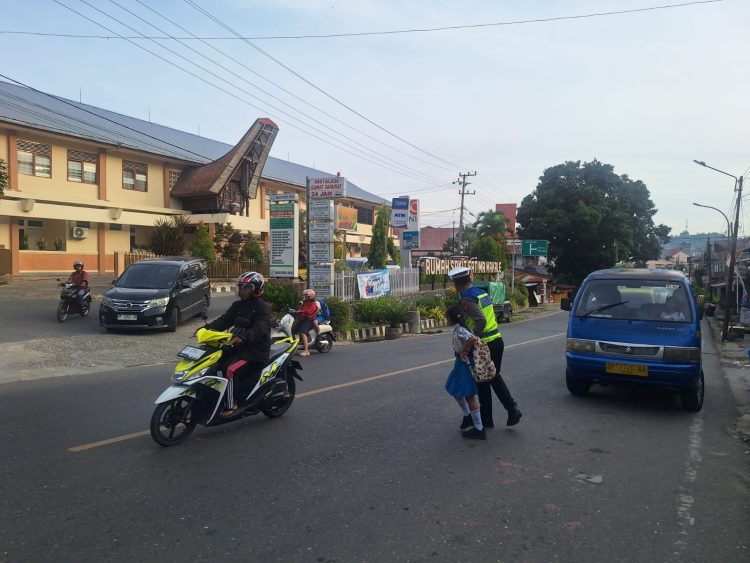 Aksi Nyata Polantas Presisi: Atur Lalin hingga Seberangkan Anak Sekolah di Tana Toraja
