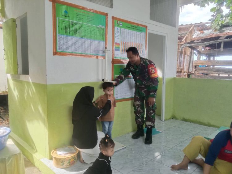 Upaya Cegah Stunting, Babinsa Koramil 1401-02/Pamboang Dorong Peran Orang Tua Bawa Anak ke Posyandu