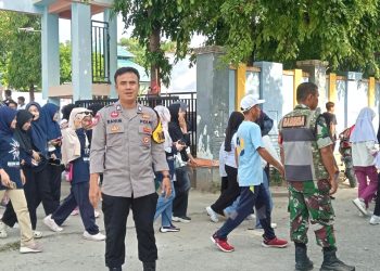 Pastikan Rasa Aman, Bhabinkamtibmas Polsek Banggae Kawal Jalan Santai Reuni Akbar SMKN 5 Majene