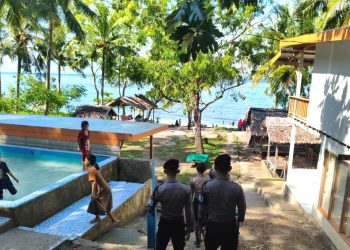Pantai Munu Membludak Saat Libur Lebaran, Polisi Perketat Patroli Cegah Aksi Kriminal!