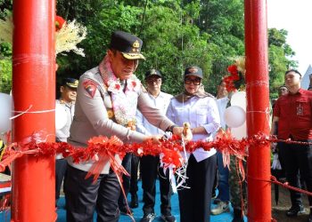 Kapolda Sulsel Resmikan Jembatan Gantung di Barru