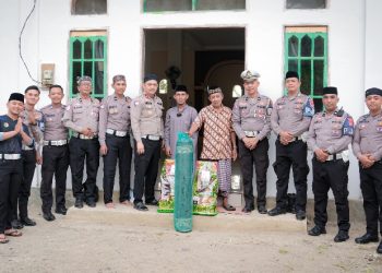 PJR Ditlantas Polda Sulbar Bersihkan Masjid dan Serahkan Karpet untuk Marbot