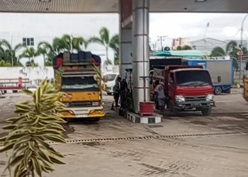 Sopir Truk Isi Solar Sendiri di SPBU Km 2 Parepare
