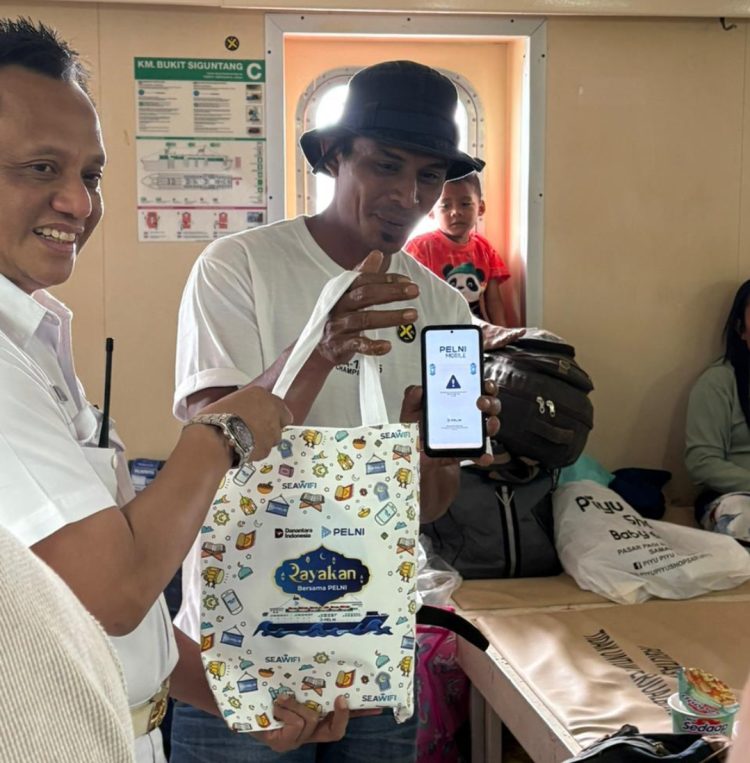 PELNI Parepare Promosikan Aplikasi Mobile, Bagikan Suvenir ke Penumpang Lebaran