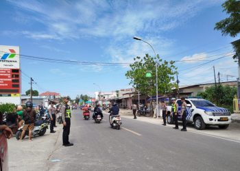 Antrean BBM Membludak, Polres Majene Terjunkan Personel Amankan dan Urai Kemacetan di SPBU Lembang