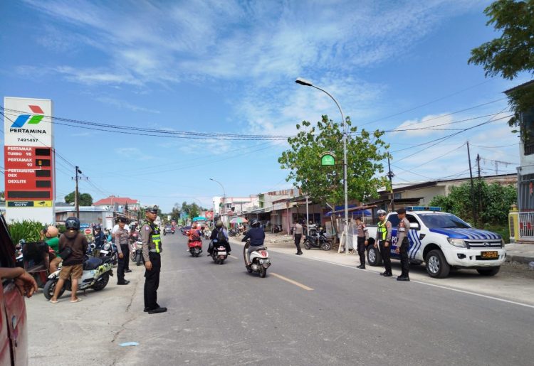 Antrean BBM Membludak, Polres Majene Terjunkan Personel Amankan dan Urai Kemacetan di SPBU Lembang