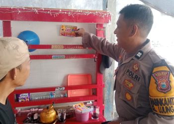 Permudah Akses Layanan Pengaduan, Bhabinkamtibmas Polres Parepare Tebar Stiker Call Center 110