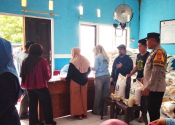 Pastikan Tepat Sasaran, Bhabinkamtibmas Polsek Malunda Pantau Distribusi Bantuan Pangan untuk 254 KK