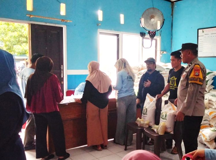 Pastikan Tepat Sasaran, Bhabinkamtibmas Polsek Malunda Pantau Distribusi Bantuan Pangan untuk 254 KK