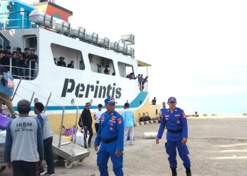 Polair Polres Majene Pengamanan Ketat Pemberangkatan KM Sabuk Nusantara 93, 307 Penumpang Berlayar dari Majene ke Polman