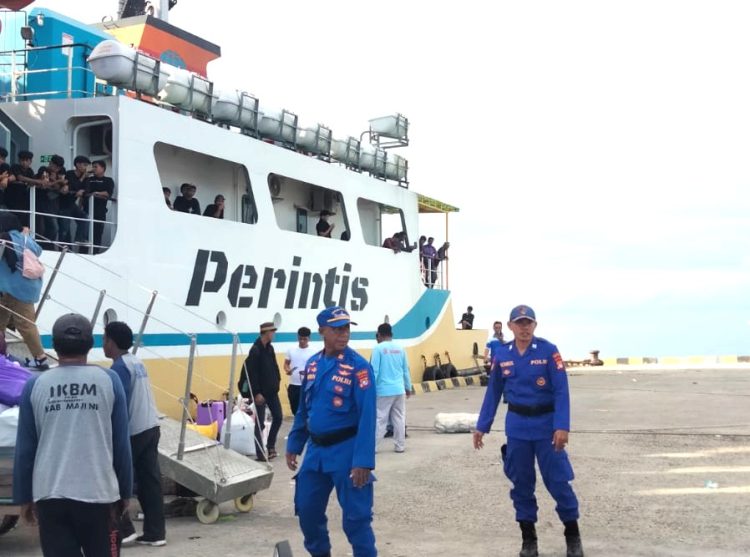 Polair Polres Majene Pengamanan Ketat Pemberangkatan KM Sabuk Nusantara 93, 307 Penumpang Berlayar dari Majene ke Polman