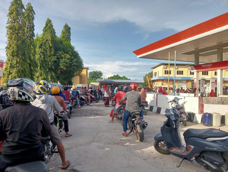 Antisipasi kemacetan dan penimbunan, Polsek Banggae Monitor distribusi BBM di SPBU Rangas Majene