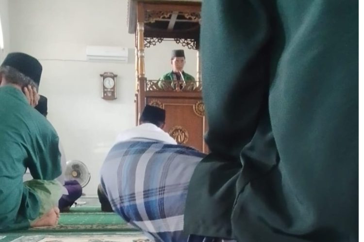 Muda dan Berdaya! Mahasiswa KKN STAI Al Gazali Barru Tampil Percaya Diri Jadi Khatib Jumat di Lokasi KKN