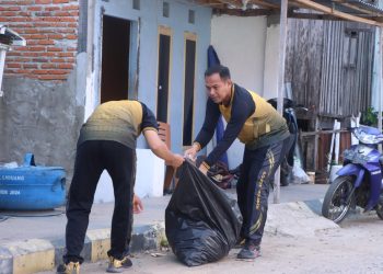 Wakapolres Majene Pimpin Aksi Jalan Pagi Sambil Pungut Sampah, Wujud Nyata Peduli Lingkungan