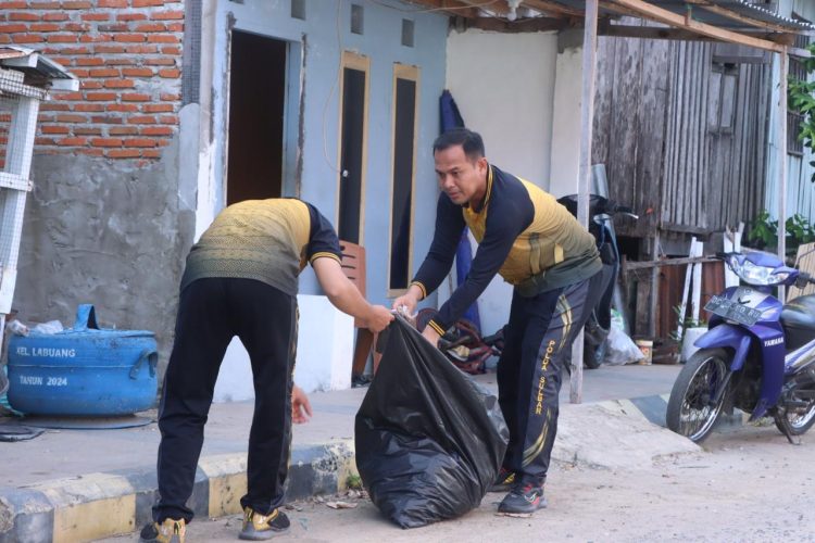 Wakapolres Majene Pimpin Aksi Jalan Pagi Sambil Pungut Sampah, Wujud Nyata Peduli Lingkungan