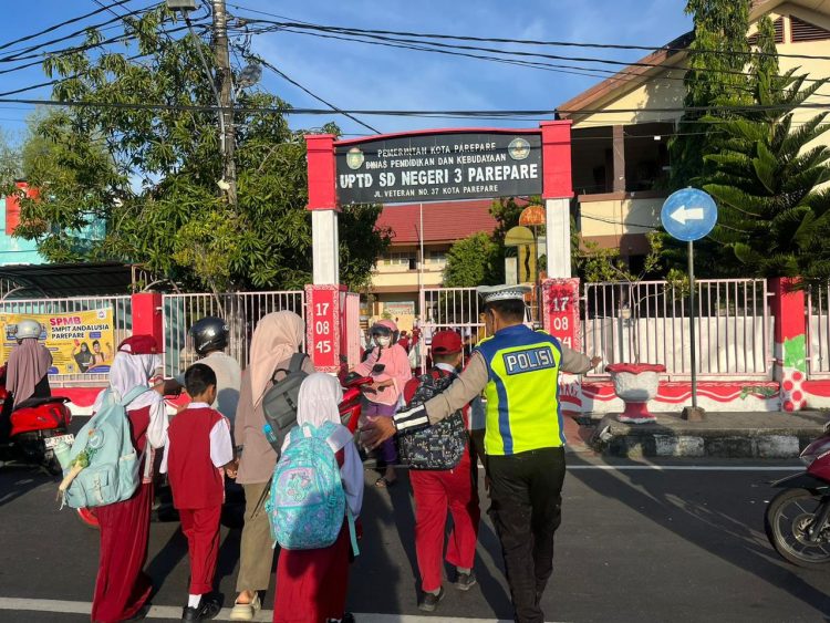 Pengaturan pagi, Sat Lantas Polres Parepare Berikan Perlindungan dan Rasa Aman Bagi Pengendara