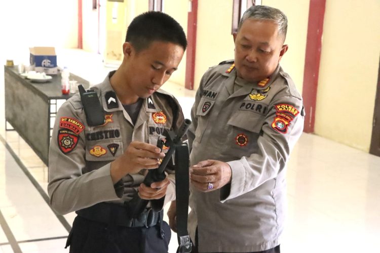 Tekankan SOP dan Keselamatan, Bag Logistik Polres Majene Bekali Personel Sabhara Penggunaan Senpi Yang Aman