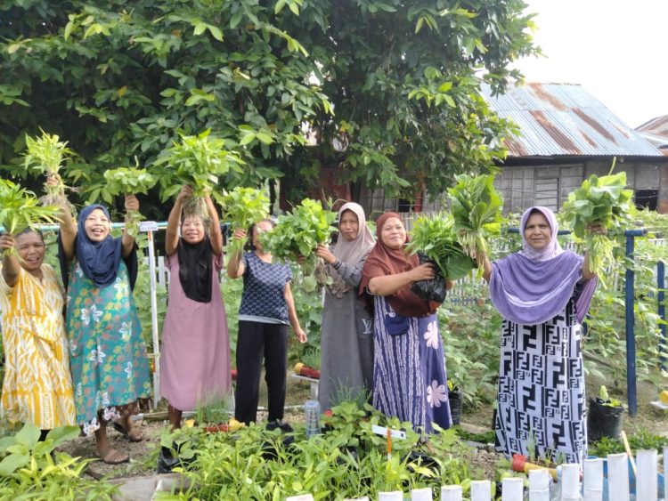 Bhabinkamtibmas Polsek Banggae Pantau Kebun Hortikultura KWT Mawar, Pekarangan Jadi Sumber Pangan