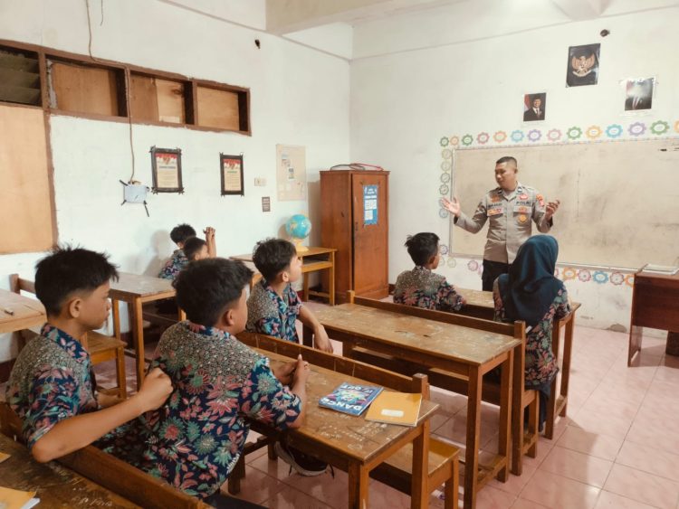 Sentuhan Humanis di Sekolah, Sat Binmas Polres Parepare Tanamkan Adab dan Perilaku Positif pada Pelajar