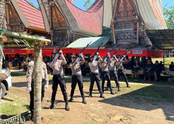 Penghormatan Terakhir! Polres Tana Toraja Gelar Upacara Kedinasan untuk Kapten Polisi Purn. A.R Pangloli