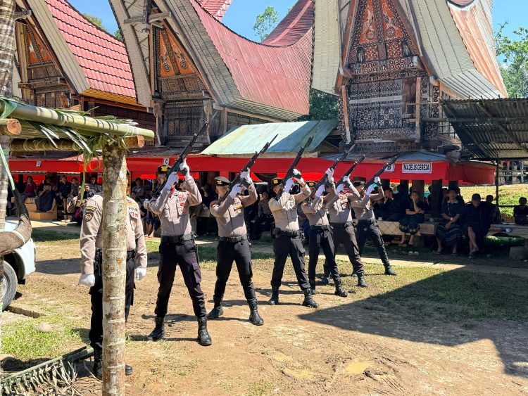Penghormatan Terakhir! Polres Tana Toraja Gelar Upacara Kedinasan untuk Kapten Polisi Purn. A.R Pangloli