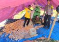 Bhabinkamtibmas Polsek Sendana Terlibat Langsung Pemipilan Pascapanen Jagung di Lombona