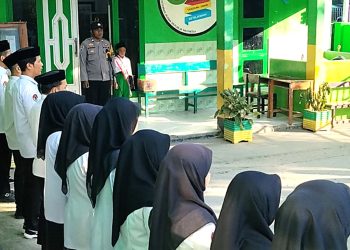 Bhabinkamtibmas Polsek Banggae Jadi Pembina Upacara di MIN 1 Majene, Tanamkan Disiplin dan Anti-Bullying Sejak Dini