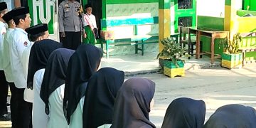 Bhabinkamtibmas Polsek Banggae Jadi Pembina Upacara di MIN 1 Majene, Tanamkan Disiplin dan Anti-Bullying Sejak Dini